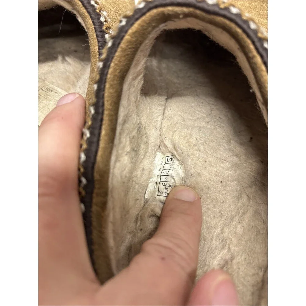 Youth Size 5 (women’s 7) Ugg Tasmin Well Worn